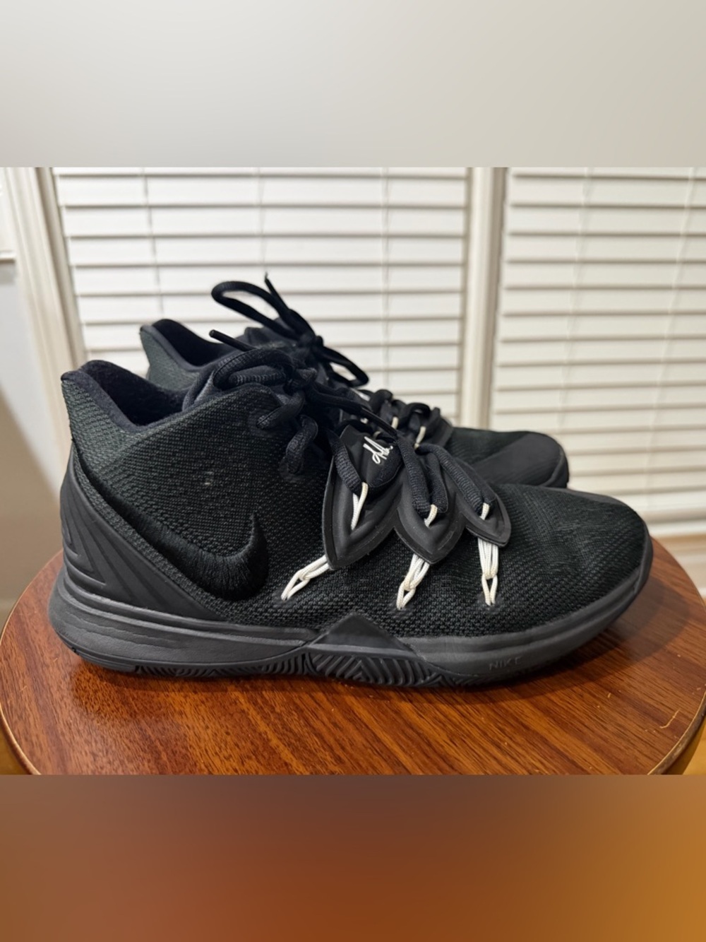 Nike Kyrie (GS) 5’s Black & White Low-Top Basketball 🏀 Sneakers Size 7 🖤🤍